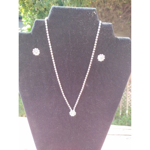 Sparkling Austrian Crystal Necklace Earring Set Perfect for Weddings Proms Gift - Picture 3 of 7